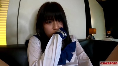 Духтари 18-солаи ҷопонӣ бо синаҳои хурд squirts ва оргазм бо ангуштони шибан ва бозичаи ҷинсӣ. Духтари осиёӣ дар костюми косплейи мактабӣ дар видеои ҳаводор минет медиҳад. Мао 7 ОСАКАПОРН.